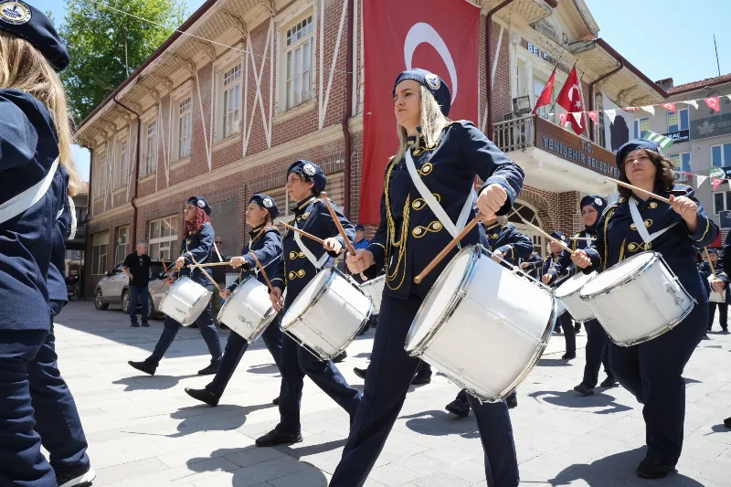 Bursa'nın ilk belediye kadın bandosu Yenişehir sokaklarında