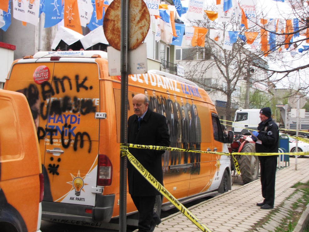 İznik’te AKP minibüsüne spreyli protesto