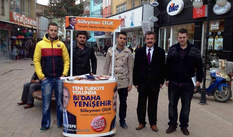Süleyman Çelik AKP gençlik standını ziyaret etti