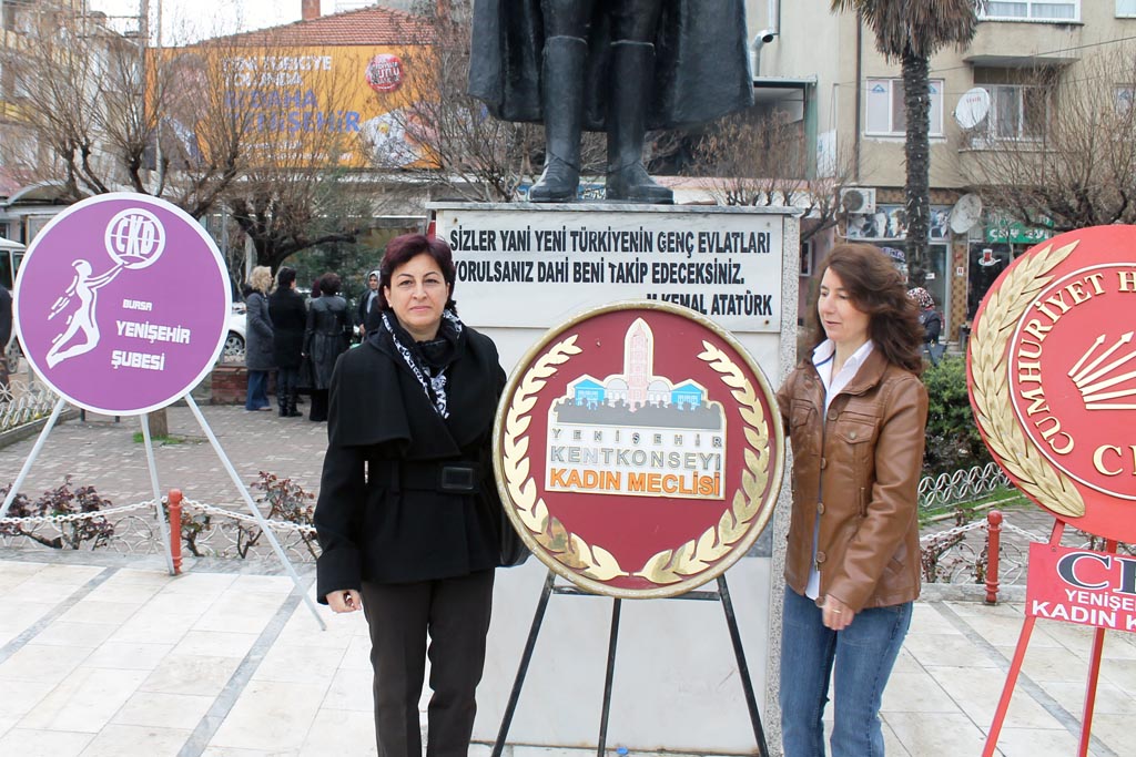Kadın Meclisi Atatürk anıtına çelenk sundu
