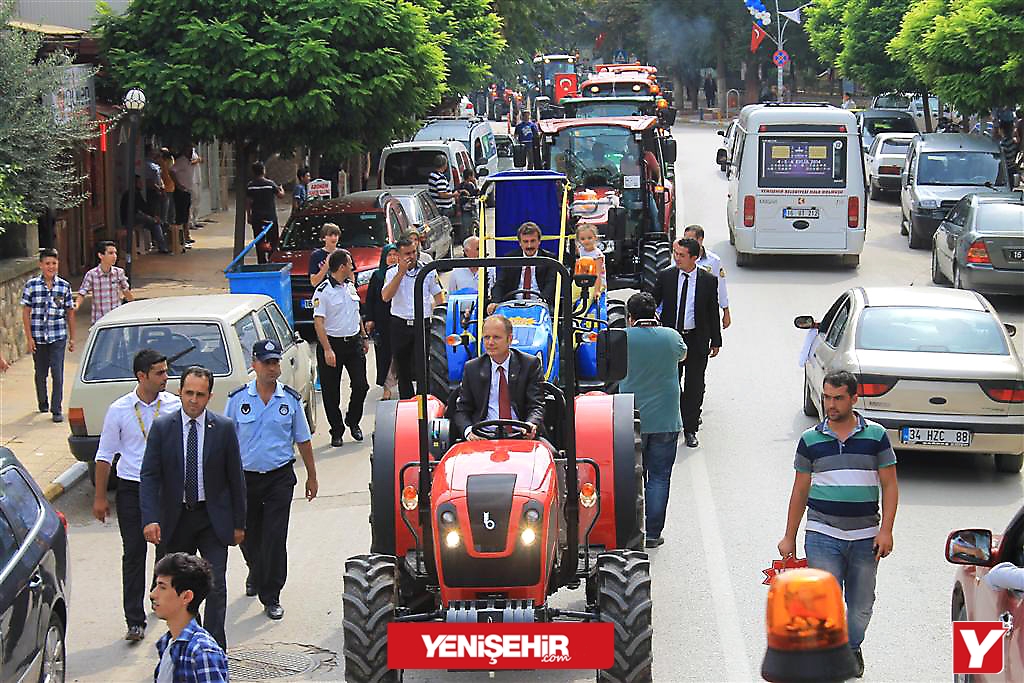 Kaymakam Yılmaz ve Başkan Çelik’in traktör turu