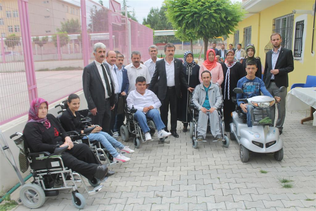Engellilere akülü tekerlekli sandalye desteği