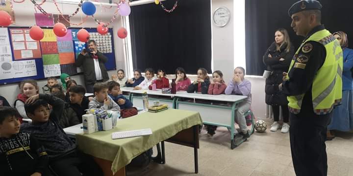 Yenişehir’de ilkokul öğrencilerine trafik eğitimi