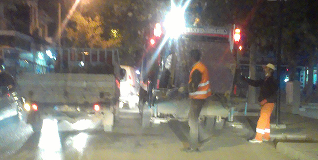 Temizlik ekipleri her akşam aynı saatlerde şehir içi trafiğini kilitliyor.
