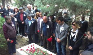 7 genç her yıl 8 Ekim'de mezarları başında anılmaktadır. Yenişehir'de yapılan anma etkinliğinden bir fotoğraf.